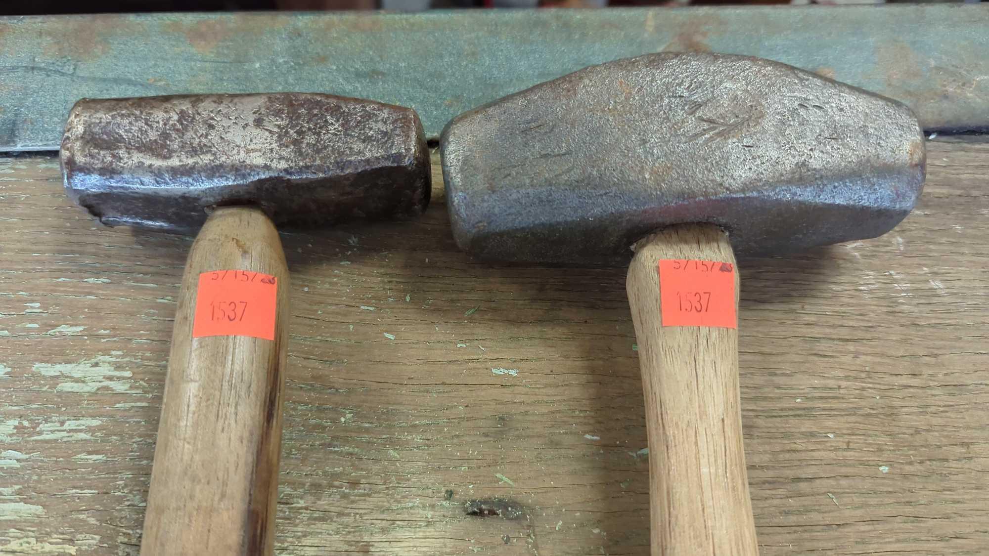 LOT OF 2 WOODEN HANDLE SLEDGEHAMMERS, UNKNOWN OF THE WEIGHT OF THE HEADS.