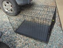 (WS) BLACK METAL COLLAPSIBLE MEDIUM SIZED DOG CRATE WITH HARD PLASTIC TRAY INSERT. IT MEASURES