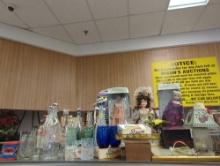 SHELF LOT OF ASSORTED ITEMS TO INCLUDE AN ASSORTMENT OF GLASS BOTTLES SUCH AS SEGRAMS EXTRA DRY RUM,