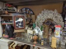 SHELF LOT OF ASSORTED ITEMS TO INCLUDE A WHITE PRE-LIT CHRISTMAS DOOR WREATH, EARLY STYLE GLASS