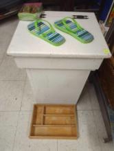 LOT OF ASSORTED ITEMS TO INCLUDE, A SUMMER THEMED WOODEN TRASH BIN WITH PAIR OF FLIP FLOPS LIFT TOP,