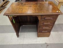 EARLY STYLE OAK CHILDRENS DESK, STUDY LIBRARY TABLE, MEASURES APPROXIMATELY 24 IN X 18 IN X 27 IN,