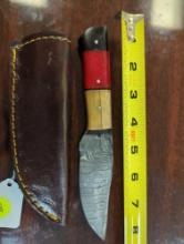 HANDMADE DAMASCUS STEEL DROP POINT BLADE KNIFE WITH WOODGRAIN HANDLE. BLADE MEASURES 4". COMES WITH