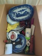 (LR) BOX LOT OF MISC. COLLECTIBLES TO INCLUDE VINTAGE ORIENTAL BLUE AND WHITE DECORATIVE PLATES,
