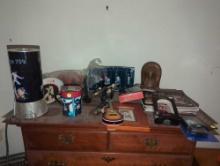 (BR3) LOT OF ELVIS COLLECTIBLES TO INCLUDE AN ELVIS FIGURINE, ELVIS STAGE 70S CYLINDER NIGHT LIGHT,