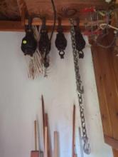 (SHED 2) LOT OF (4) VINTAGE PULLIES & A SHORT CHAIN/HOOK COMBO.