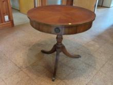 (DEN) VINTAGE GENUINE MAHOGANY SINGLE DRAWER ROUND DRUM STYLE TABLE WITH DUNCAN PHYFE LEGS & BRASS