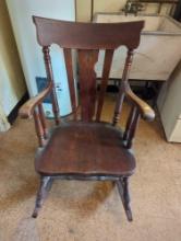 (LAU) ANTIQUE OAK ROCKING CHAIR. DOES DISPLAY SOME WEAR. IT MEASURES APPROX. 21-1/4"W X 31-1/2"D X