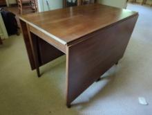 (DR) HENKEL HARRIS SOLID BLACK CHERRY DROP SIDE DINING ROOM TABLE. DOES SHOW SOME WEAR ON THE TOP.