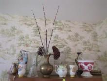 (DR) LOT TO INCLUDE A PAIR OF ORIENTAL BLUE/YELLOW FLORAL DETAILED METAL VASES ON WOOD STANDS,