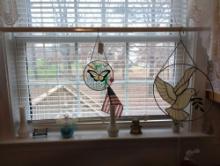 (KIT) LOT OF ASSORTED ITEMS IN WINDOW. INCLUDES: WOODSTOCK STAINED GLASS BUTTERFLY, STAINED GLASS