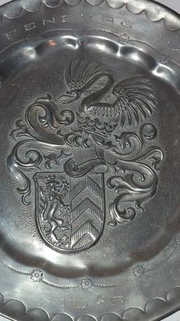 METTER GERMAN PEWTER WALL PLATE, DISPLAYS A CREST, 3 CHEVRONS NEXT TO A LION, ASCHAFFENBURG-BAYERN,