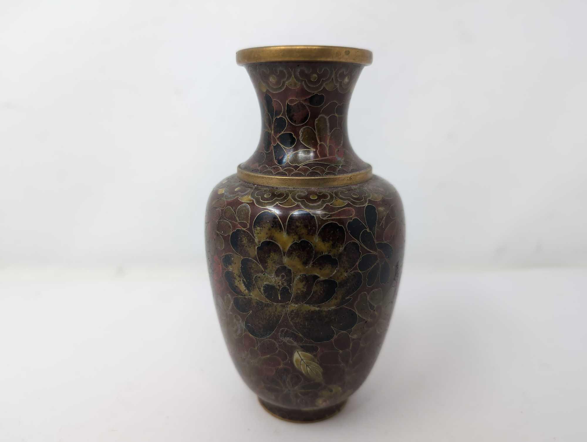 (FOYER) VINTAGE BROWN FLORAL CHINESE CLOISONNE SMALL VASE WITH CARVED WOODEN DISPLAY STAND. THE VASE