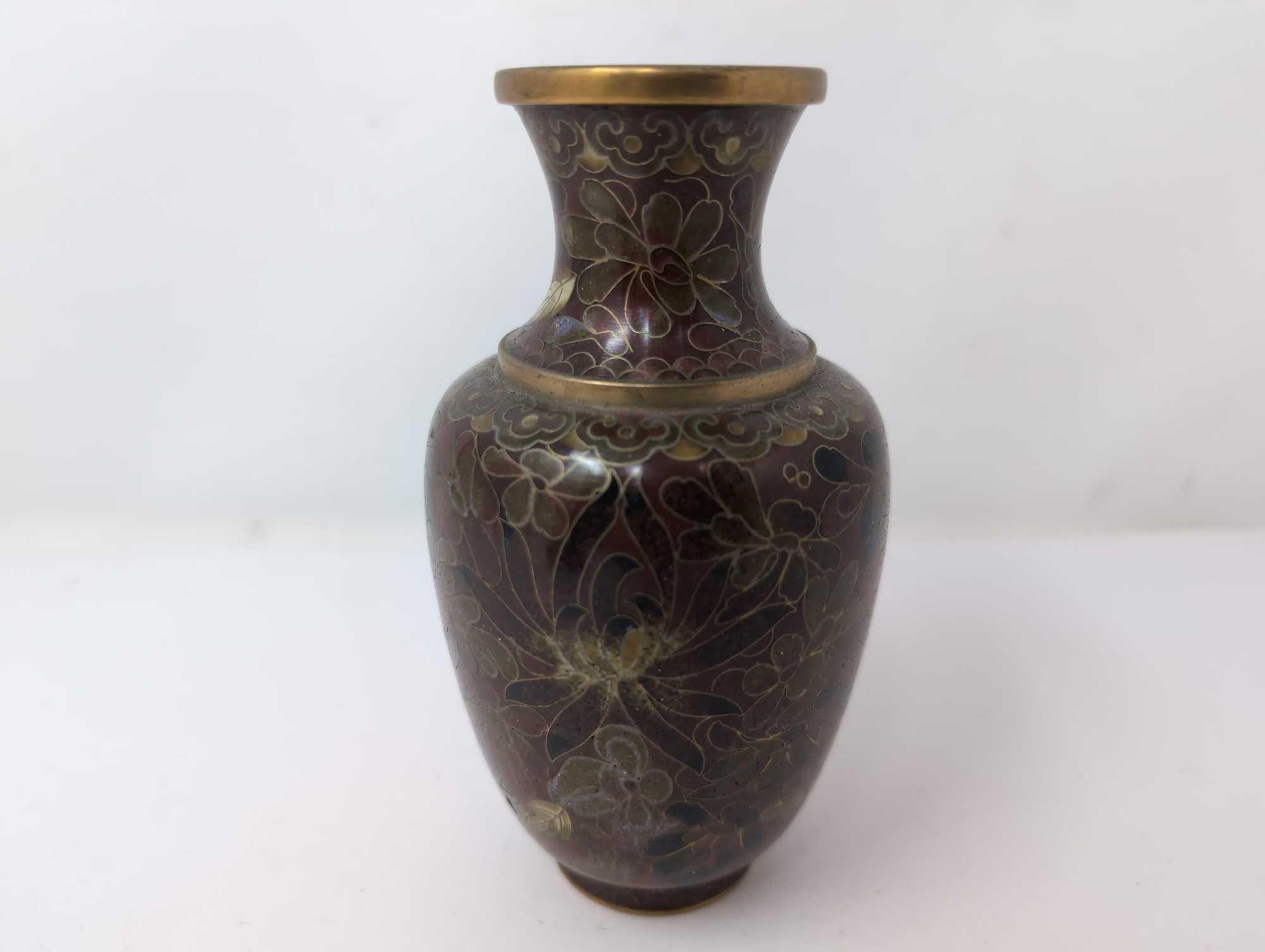 (FOYER) VINTAGE BROWN FLORAL CHINESE CLOISONNE SMALL VASE WITH CARVED WOODEN DISPLAY STAND. THE VASE