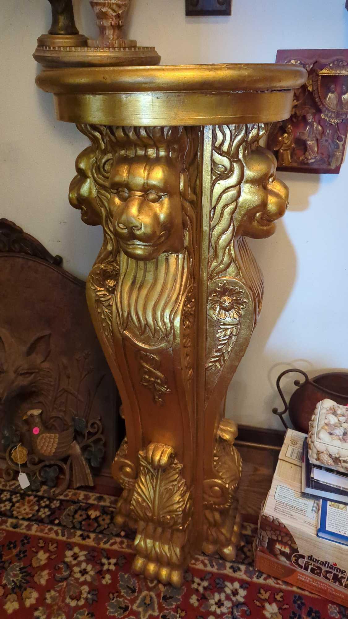 (FOY) EXQUISITE GOLDEN PEDESTAL ADORNED WITH INTRICATE CARVINGS, INCLUDING A LION'S HEAD AND FLORAL