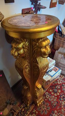 (FOY) EXQUISITE GOLDEN PEDESTAL ADORNED WITH INTRICATE CARVINGS, INCLUDING A LION'S HEAD AND FLORAL