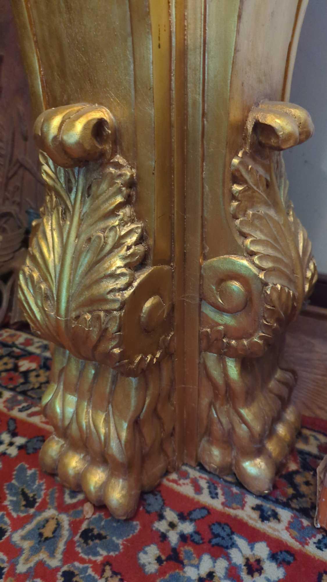 (FOY) EXQUISITE GOLDEN PEDESTAL ADORNED WITH INTRICATE CARVINGS, INCLUDING A LION'S HEAD AND FLORAL