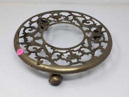 (LR) VINTAGE FILIGREE ORIENTAL INFLUENCED BRASS PLANT STAND WITH CASTERS. MADE IN TAIWAN. IT