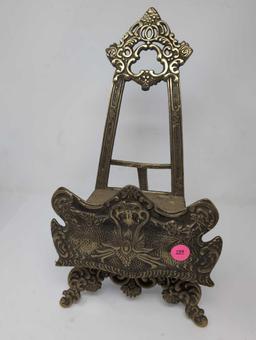 (LR) VINTAGE ORNATE BRASS TABLE TOP EASEL BOOK/PLATE STAND, STAMPED JAPAN. IT MEASURES APPROX. 8"W X