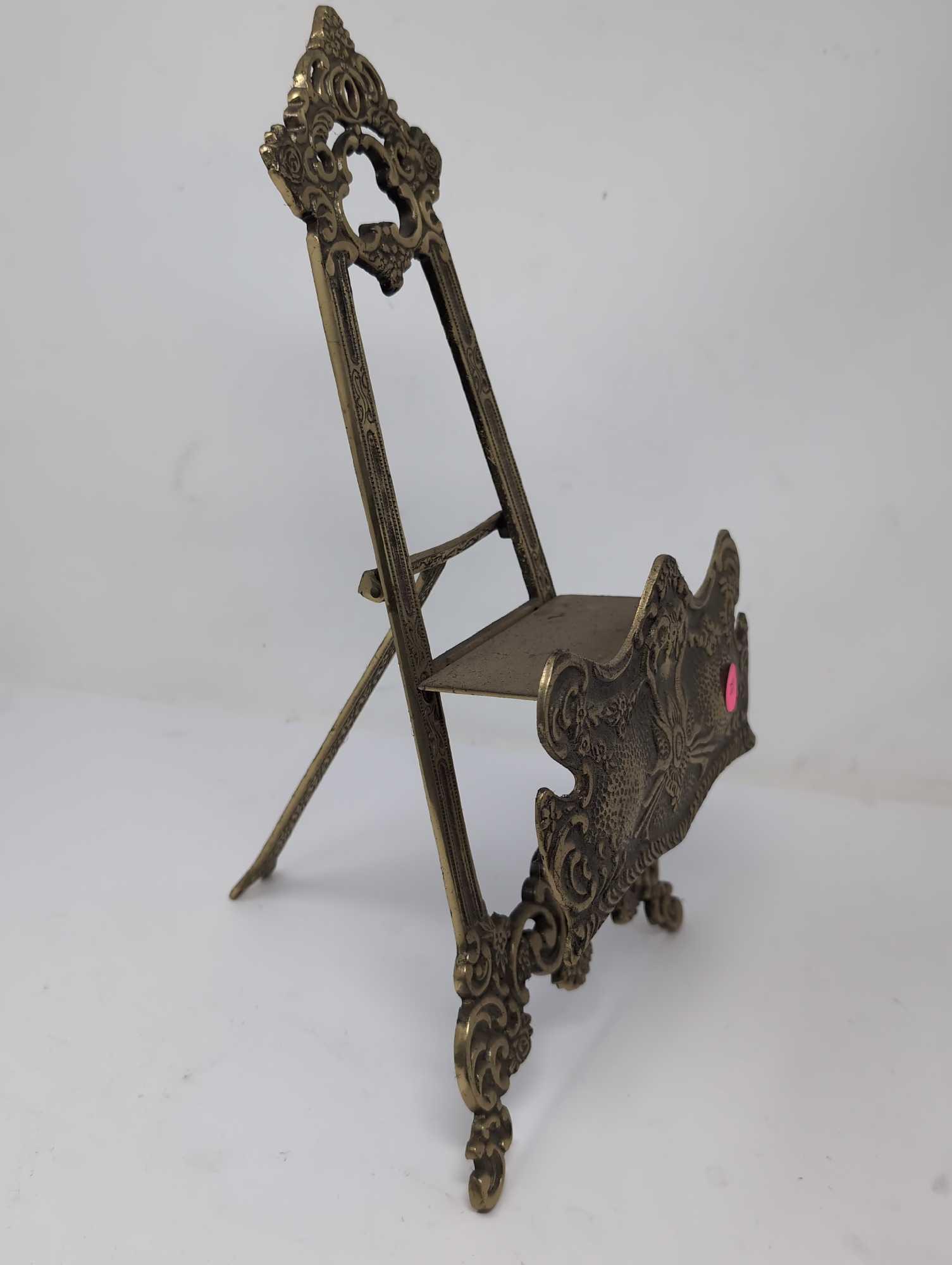 (LR) VINTAGE ORNATE BRASS TABLE TOP EASEL BOOK/PLATE STAND, STAMPED JAPAN. IT MEASURES APPROX. 8"W X