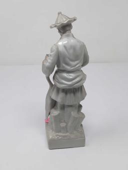 (FOYER) FITZ AND FLOYD MCMLXXVI WHITE GLOSS FIGURINE OF AN ORIENTAL MAN AND A HEREND. MARKED ON THE