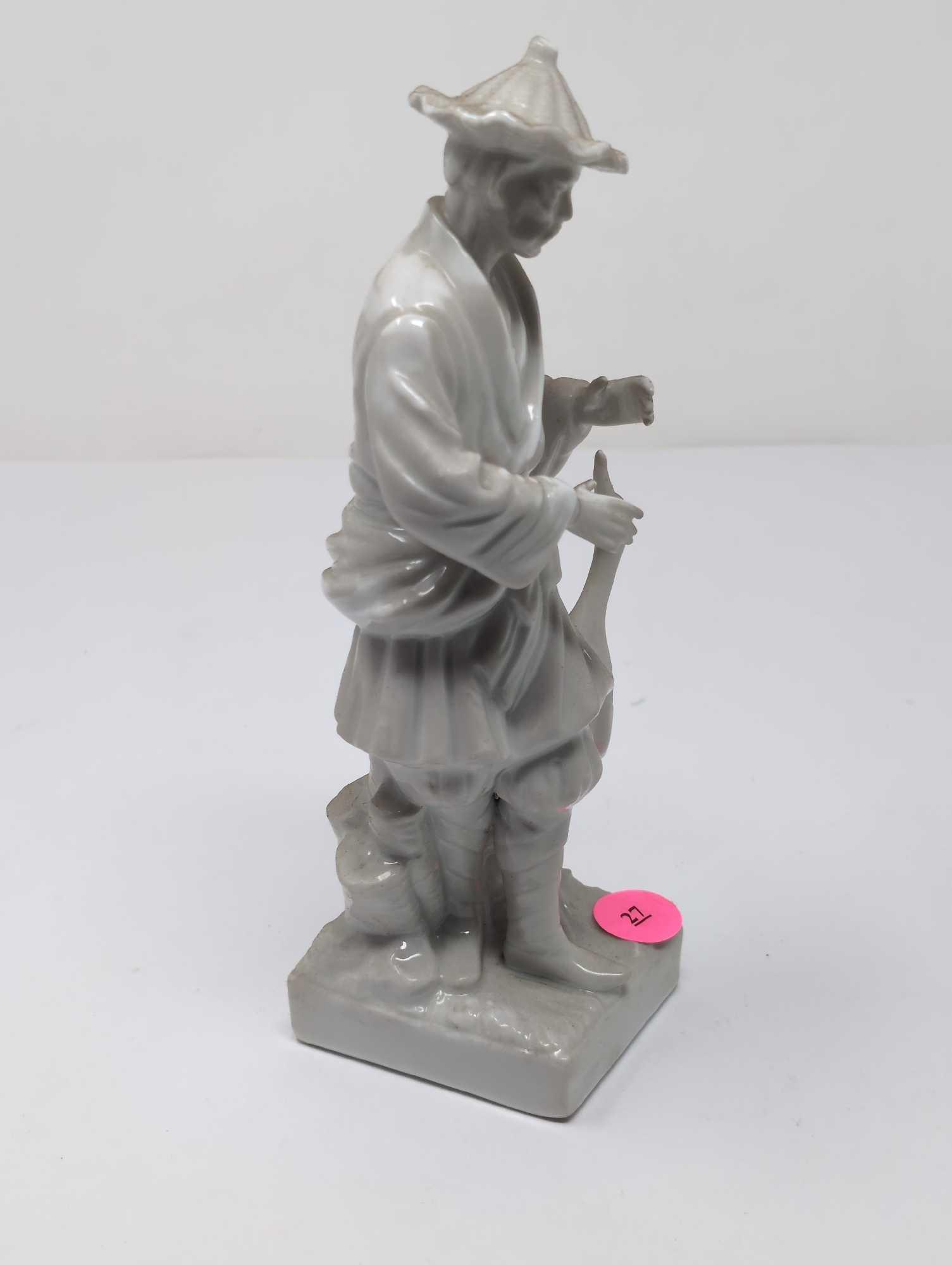 (FOYER) FITZ AND FLOYD MCMLXXVI WHITE GLOSS FIGURINE OF AN ORIENTAL MAN AND A HEREND. MARKED ON THE