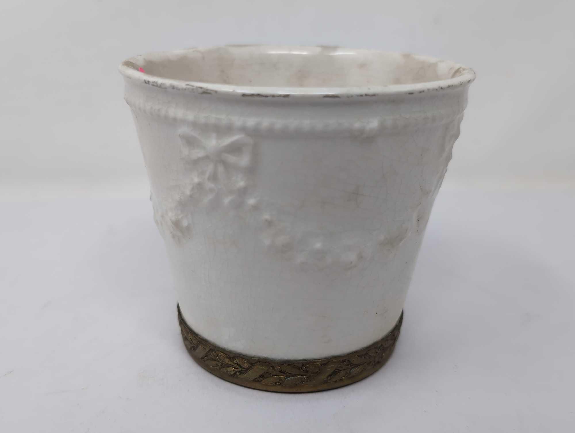 (FOYER) UNMARKED WEDGEWOOD CREAM GLAZED PORCELAIN FLOWER POT, EMBOSSED WITH FLOWERS/BOWS. NICE