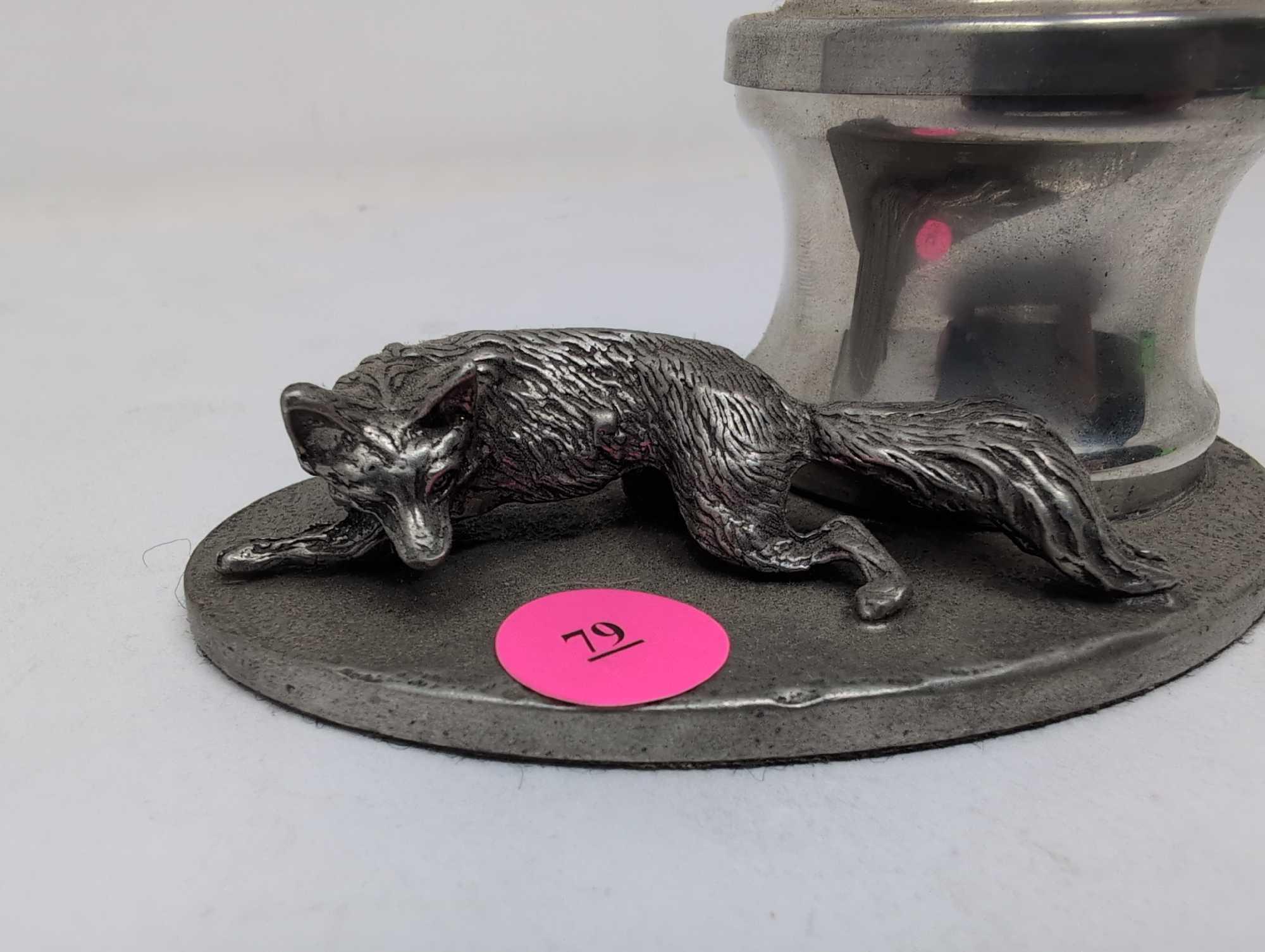 (FOYER) VINTAGE PEWTER FOX INKWELL PAPERWEIGHT. MARKED UNDER THE FELT "BT". IT MEASURES APPROX.