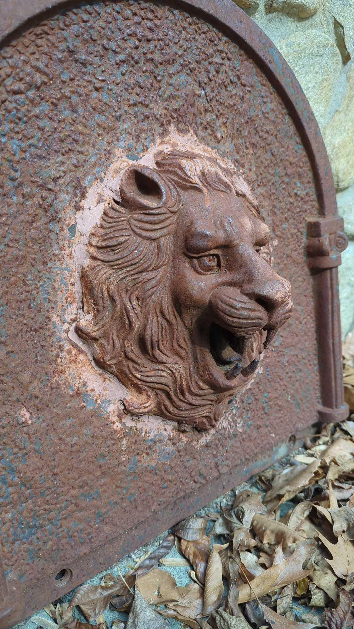 (FY)ANTIQUE CAST IRON FIREPLACE PLATE/WATER FOUNTAIN PLATE LION DESIGN FRONT AND CENTER, COLUMN