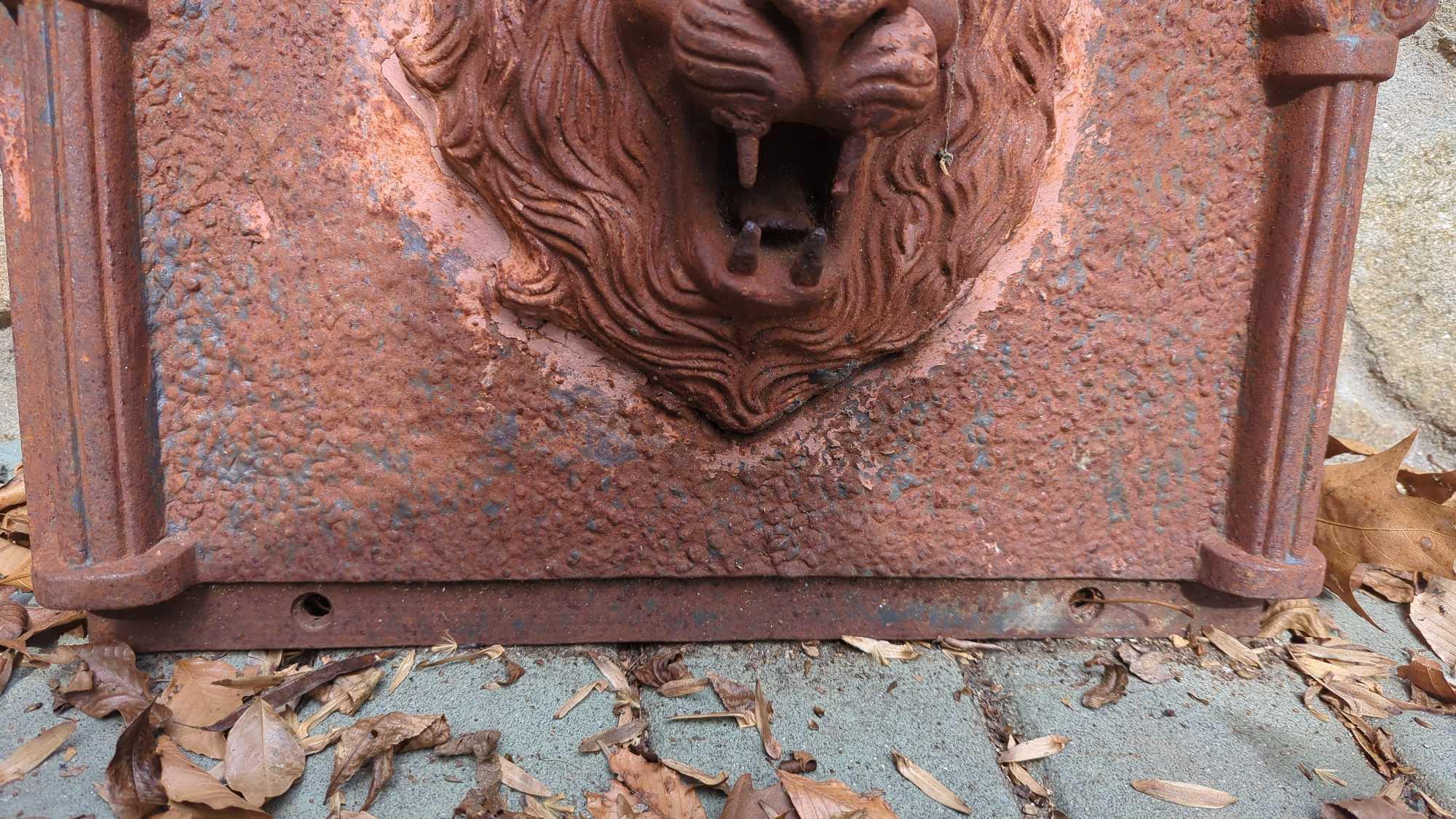 (FY)ANTIQUE CAST IRON FIREPLACE PLATE/WATER FOUNTAIN PLATE LION DESIGN FRONT AND CENTER, COLUMN