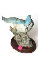 (FOY) HOMCOM MASTERPIECE PORCELAIN BLUEJAY ON WOOD STAND, 6 1/4"H 6"W