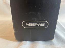 Farberware kitchen cutlery set with block. Includes knives and kitchen shears.