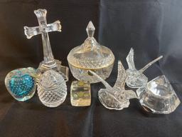 Decorative glass and lead crystal lot. Cross, candy dish, apple egg, dice, pyramid, birds.