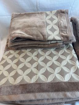 Set of tan bathroom towels with geometric pattern