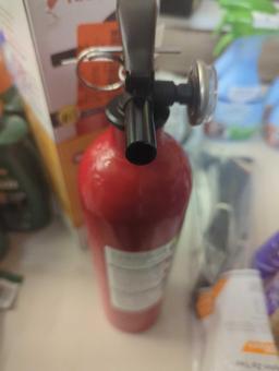 Kidde Basic Use Fire Extinguisher with Easy Mount Bracket & Strap, 1-A:10-B:C, Dry Chemical,