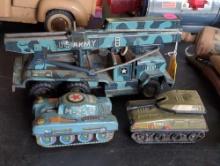 (LR) 3 PC. VINTAGE TIN TOY LOT TO INCLUDE AN ALPS JAPAN U.S. ARMY ROCKET LAUNCHER TRUCK 9" X 3" X