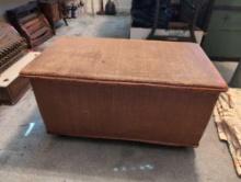 (BR2) VINTAGE BAMBOO AND RAFIA LIFT TOP BLANKET CHEST WITH HANDLES. MEASURES 25-1/2"W X 14-1/2"D X