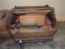 (BR3) OLD STYLE CONCERT ROLLER ORGAN, APPEARS TO BE DAMAGED, RETAIL PRICE (USED) $375, WHAT YOU SEE