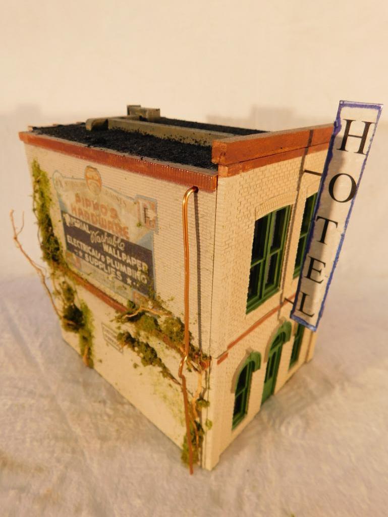 Ameritown Two Story Hotel Corner Complex "O" Gauge Used