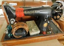 Vintage Singer Sewing Machine - No Key - Wood Case
