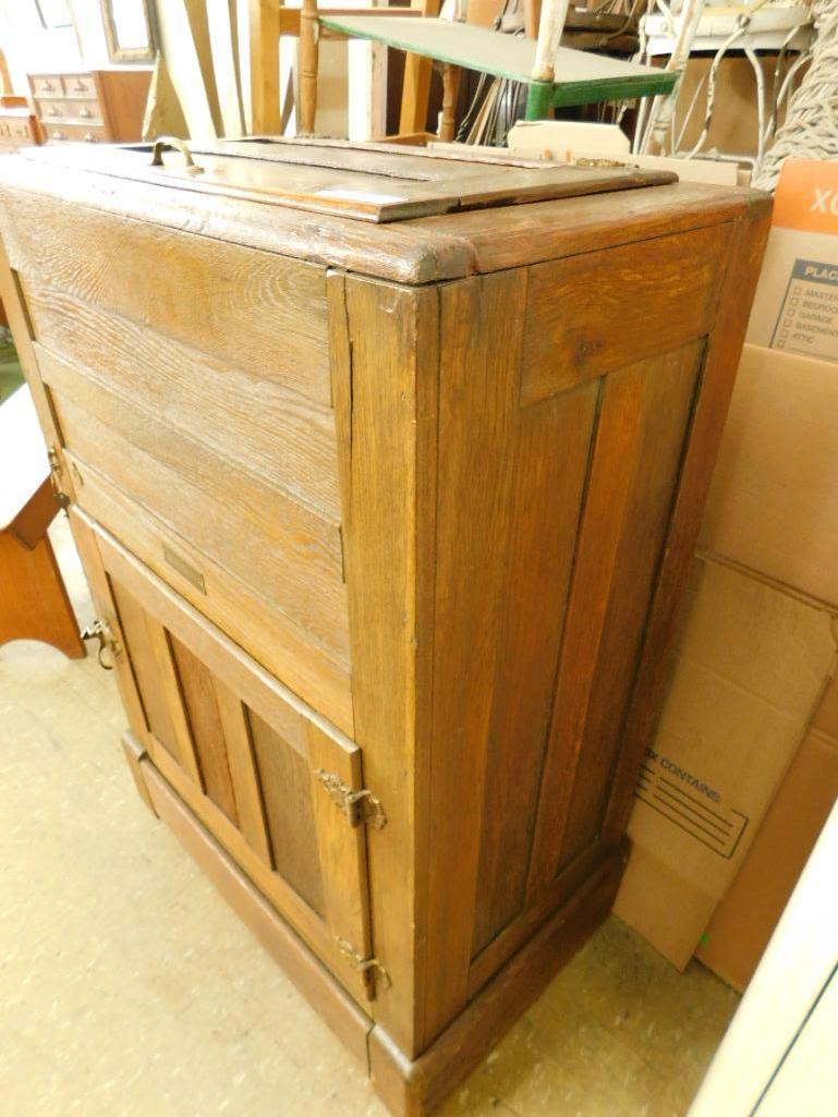 Knickerbocker Oak Ice Box