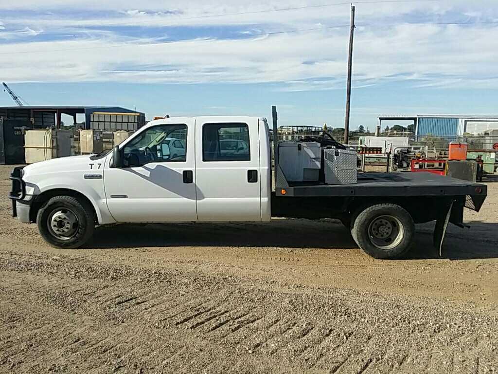 2006 Ford F350SD Crew Cab DRW Truck