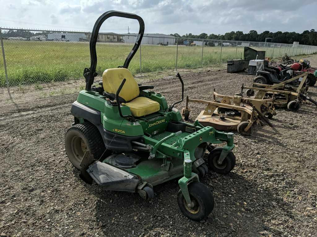 John Deere Zero Turn Lawnmower