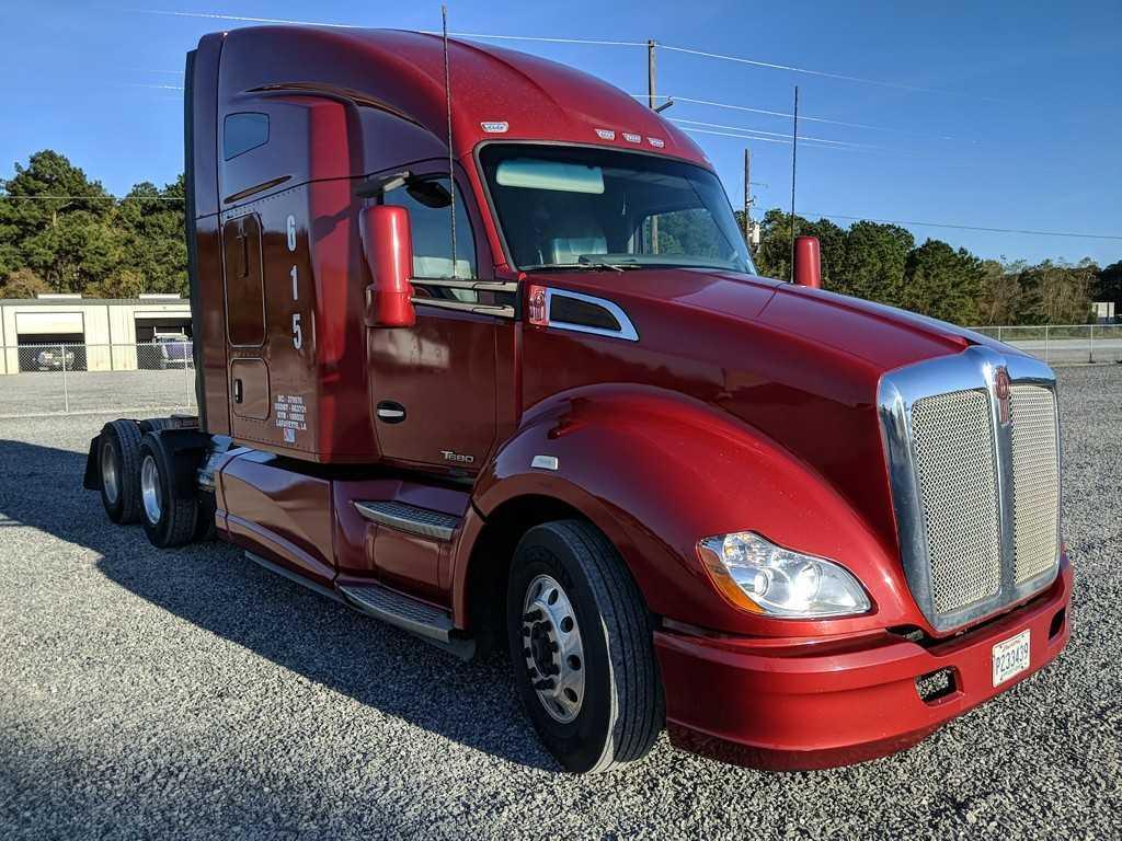 2015 Kenworth T680 T/A Sleeper Truck