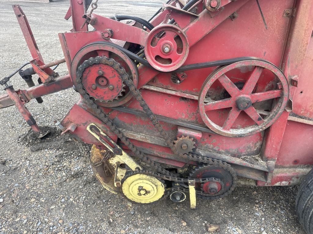 New Holland 850 Round Baler