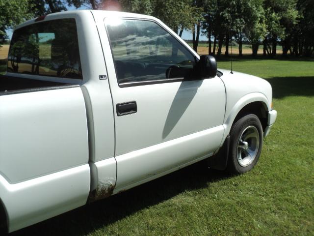 2000 Chevrolet S10 LS reg. cab pickup, 2.2L