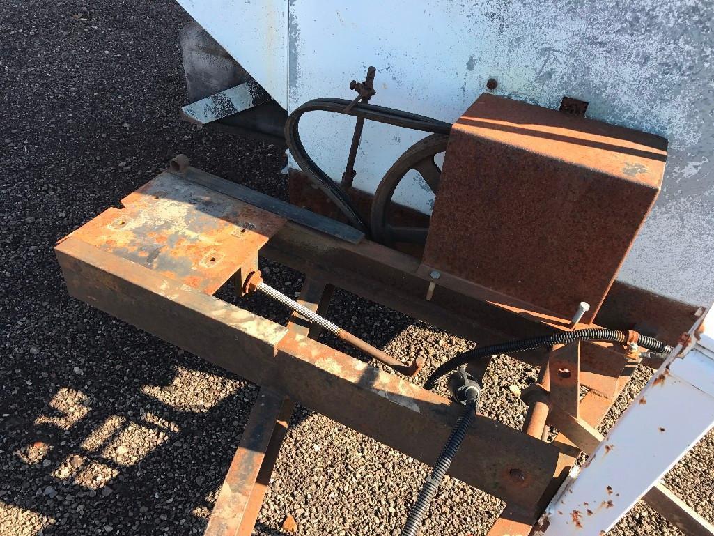 Single axle seed/feed wagon with scales and tarp