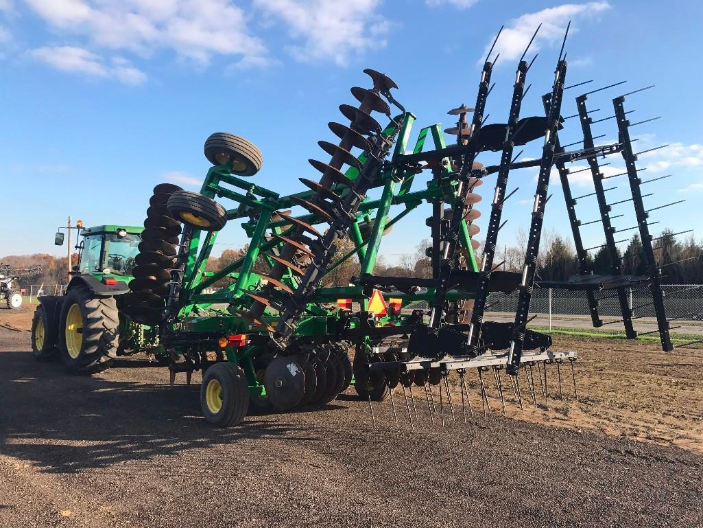 like new '14 JD 2620 26.5' disc with rear drag harrow, less than 300 total acres