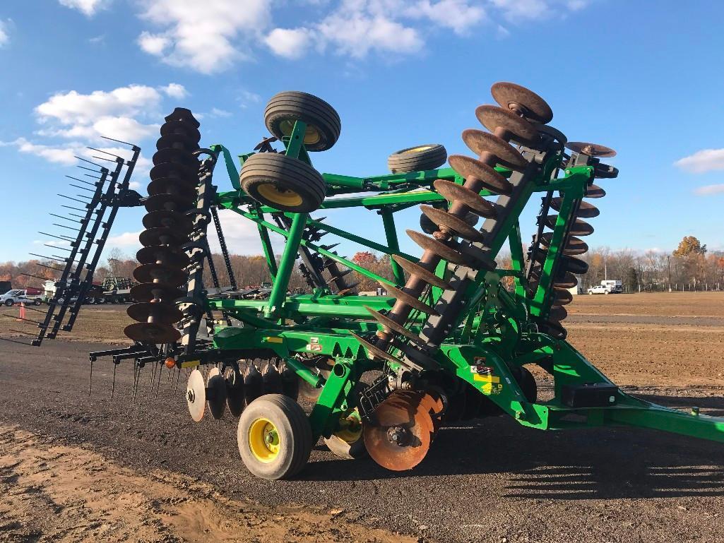 like new '14 JD 2620 26.5' disc with rear drag harrow, less than 300 total acres