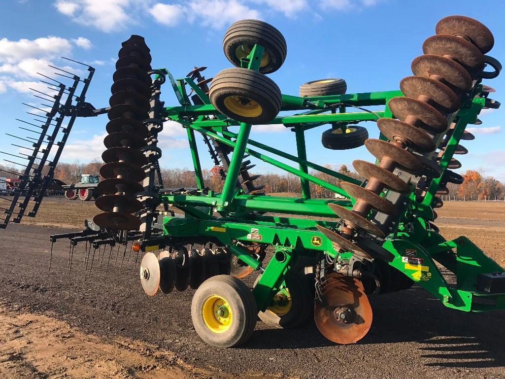 like new '14 JD 2620 26.5' disc with rear drag harrow, less than 300 total acres